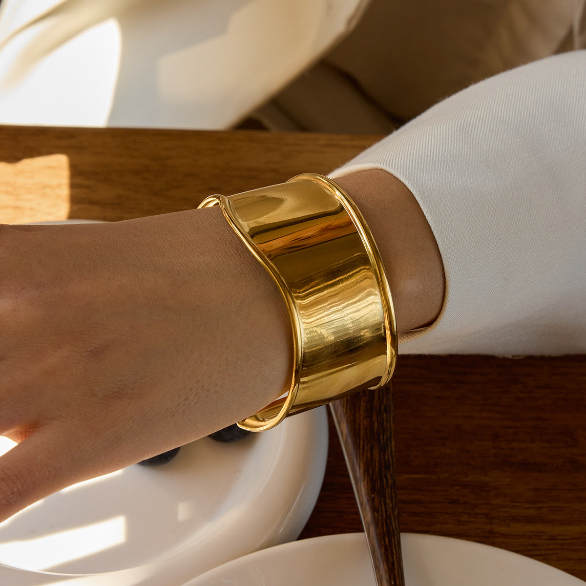 Stainless steel 18k gold-plated spiral smooth-surface bangle