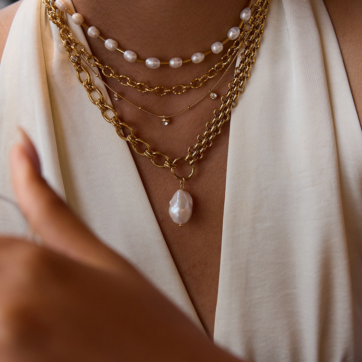 Stainless steel 18k gold-plated pearl necklace