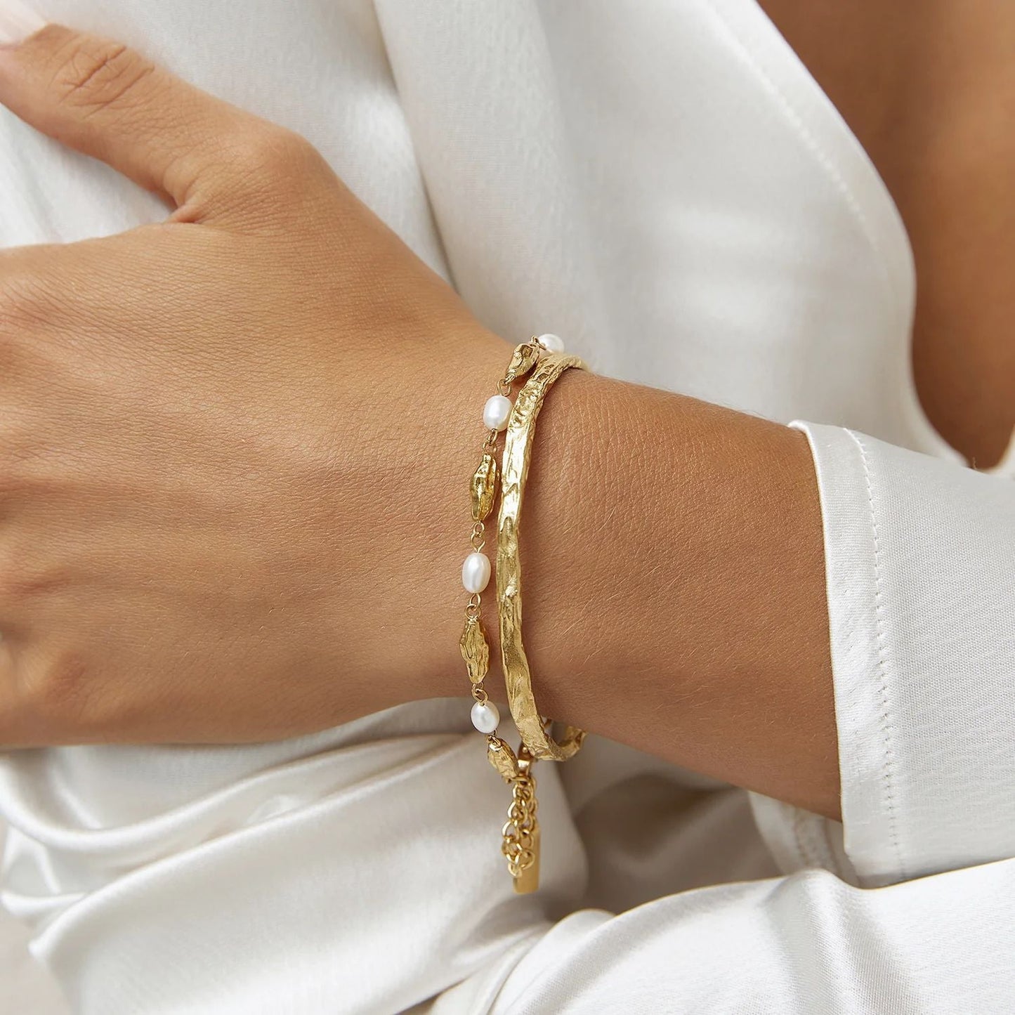 Stainless steel 18k gold-plated wave-patterned open-ended bracelet