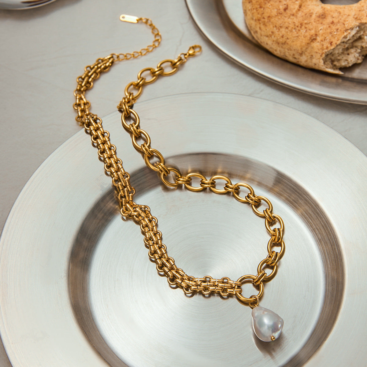 Stainless steel 18k gold-plated pearl necklace