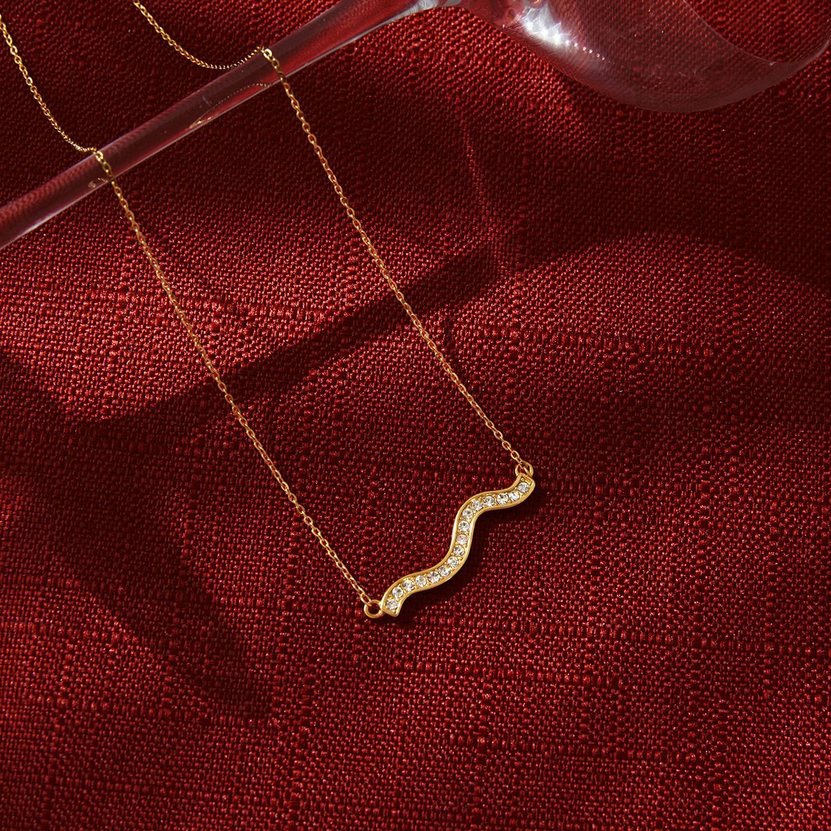 Minimalist Wavy Choker
