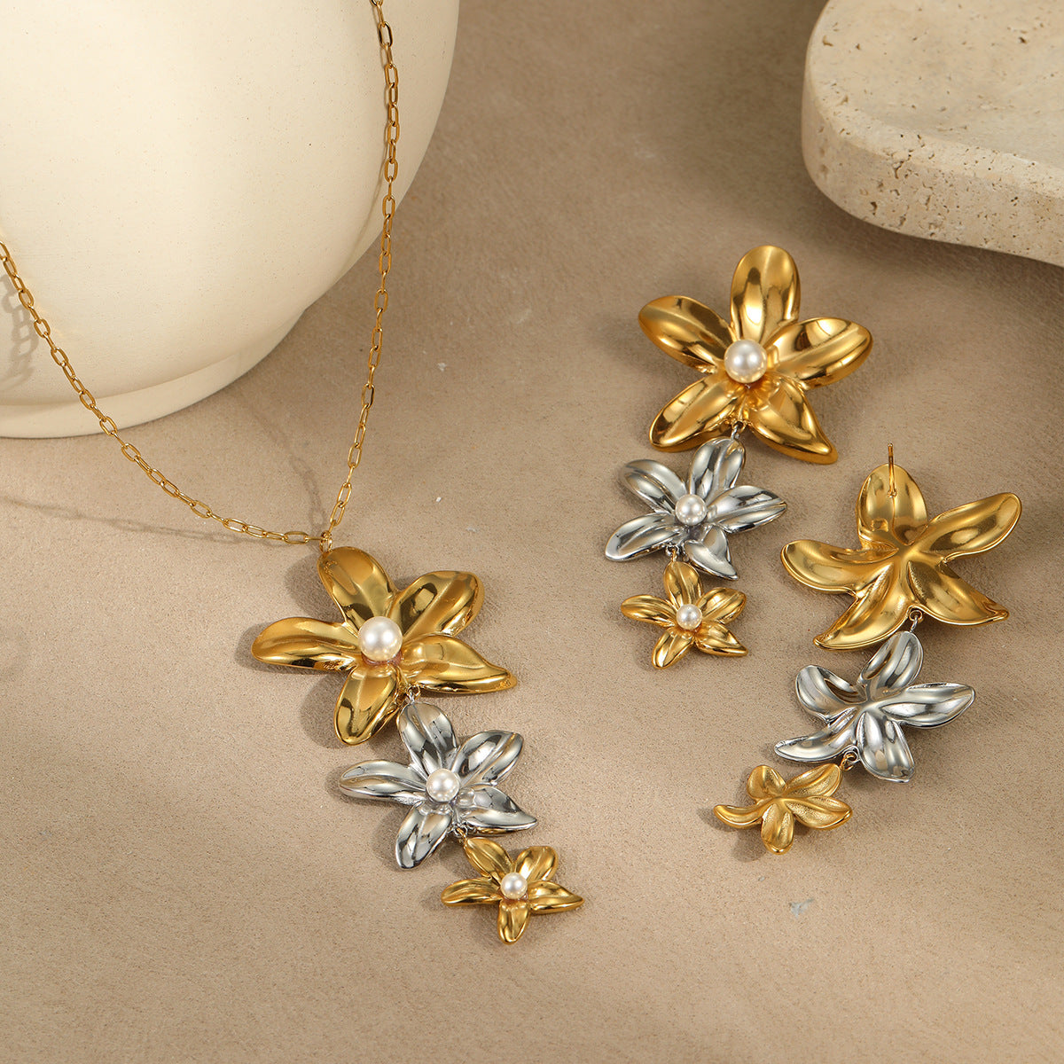 Two-tone floral pendant jewelry set