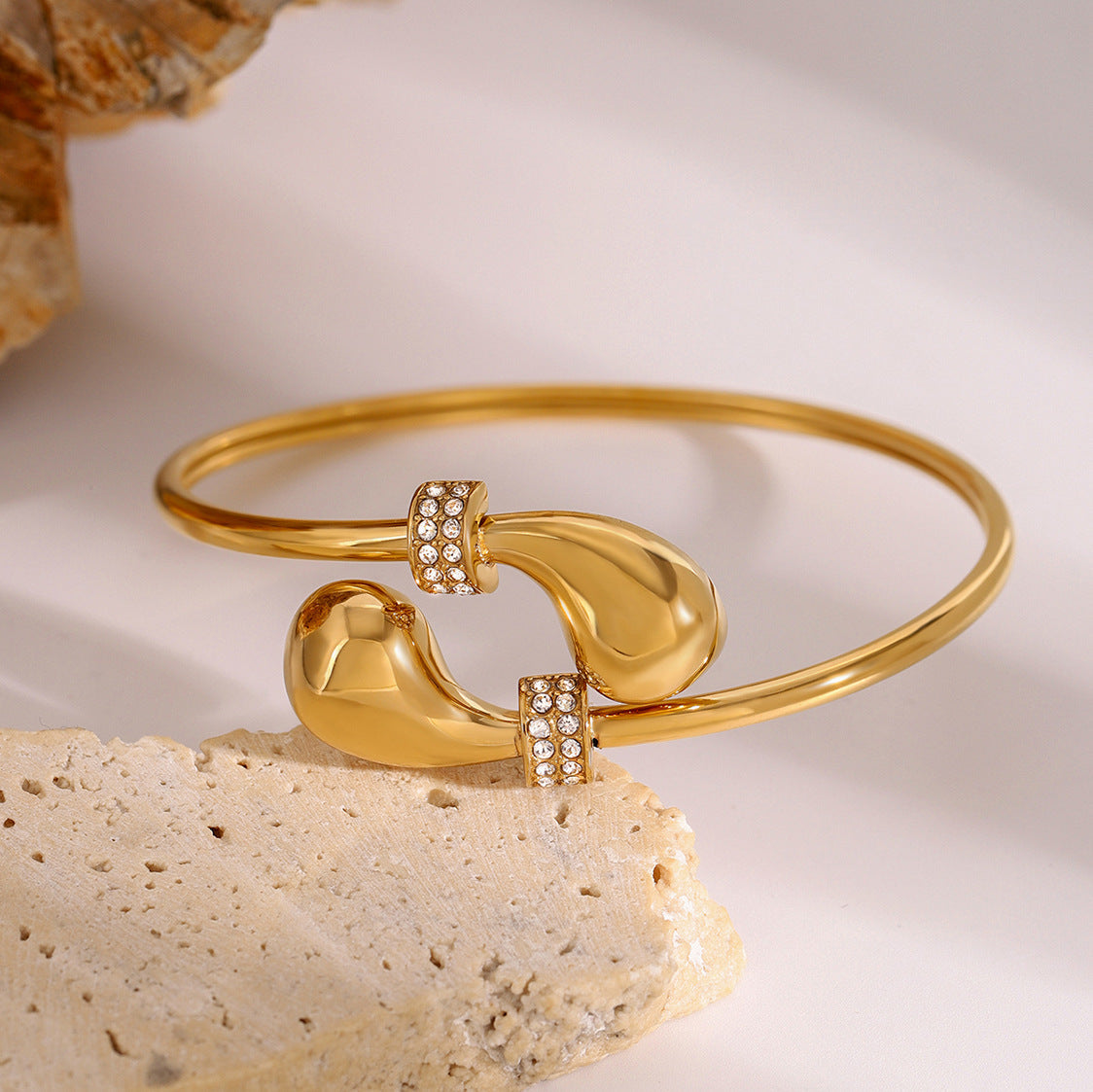 Stainless steel 18k gold-plated diamond-encrusted teardrop bracelet